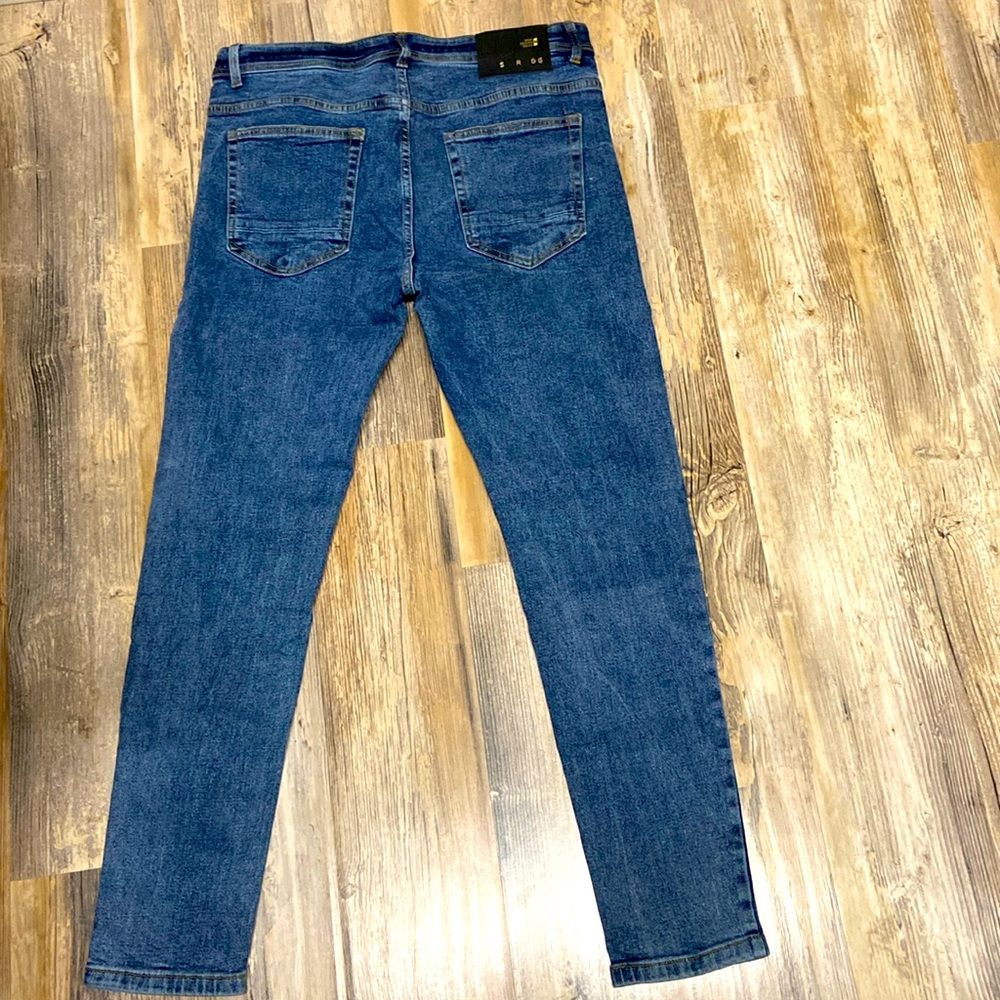 Blue jeans. Size 34. Brand new and never worn it. Good deal!